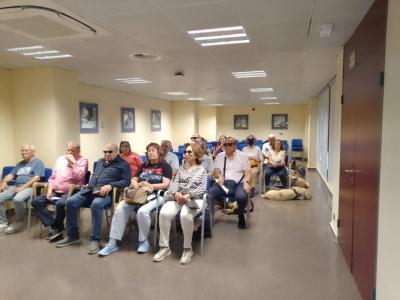 Panorámica del conjunto de participantes en una sala dispuesta en aula  