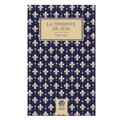 Imagen de la portada de la obra. La imagen muestra la cubiertas original de la obra, caracterizada por un estampado clásico de flores de lis blancas y copas sobre un fondo azul índigo. En la parte central, un recuadro sobrio de color crema enmarca el título La teniente de Ayas y el nombre de la autora. 