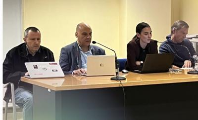 Foto de la Secretaría de UP sentados sentados tras una mesa presidencial durante una reunión