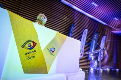 Foto mesa clausura uniendo talento joven