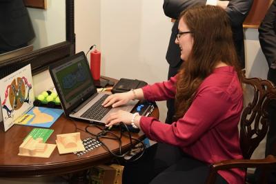 Mujer escribiendo en portatil