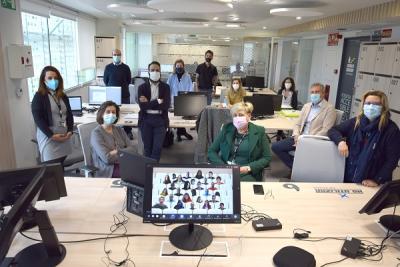 Foto de oficina con trabajadores