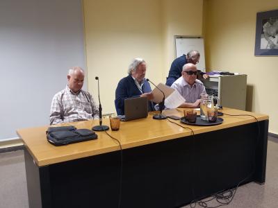MESA DE CEREMONIA CON JOSE JAVIER ALCAZAR Y DOS COMPAÑEROS DE SUPO A DERECHO E INQUIERDA, DIRGIÉNDOSE AL PÚBLICO ASISTENTE