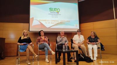 El Presidente de SUPO en el escenario con los integrantes de las secretarías adjuntas y la referente de SUPO-