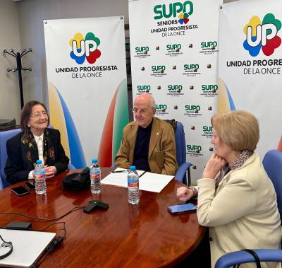 Momento de la conferencia. De izquierda a derecha aparecen Manoli Carrión, Francisco Javier Campos y Natividad Carbonell.
