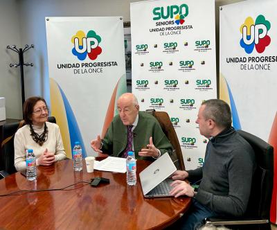 Momento de la conferencia. De izquierda a derecha aparecen Manoli Carrión, Francisco Javier Campos y Luis Miguel López