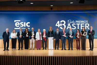 Foto de familia del escenario con pantalla de ESIC University: categoría Marketing y campaña “Cambiando la forma de ver valor”.