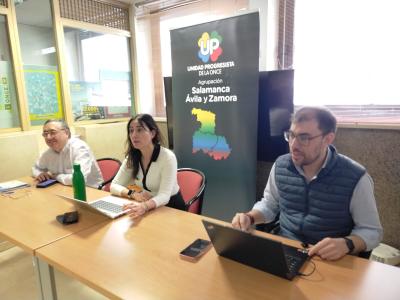 En la mesa, Esther Pérez Dalmeda, secretaria general junto al secretario general adjunto de Organización y Gestión Juan Martínez de la Mata. Detrás, un cartel con el logo de UP y el nombre de la agrupación.