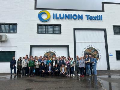 Foto de los asistentes en la fachada principal de la fábrica textil.