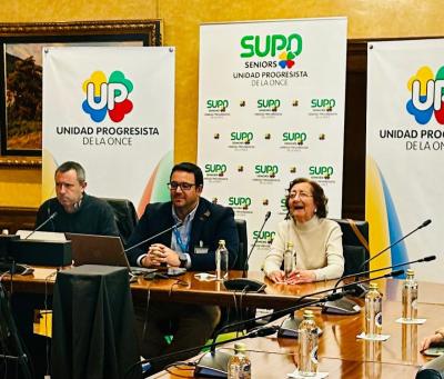 Un momento de la Conferencia en la que aparecen Manuela Carrión, Carlos Magán y Luis Miguel López