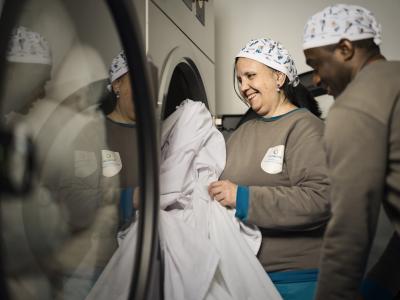 Imagen de trabajadores en lavandería de ILUNION