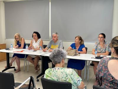 presidente de SUPO y los miembros de las Secretarias Adjuntas en una mesa, con los asistentes enfrente 