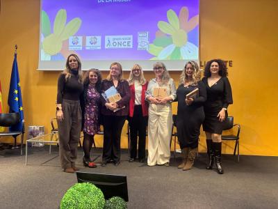 Las mujeres que participaron en el acto están en el escenario