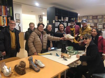 Los asistentes en el museo del calzado cogiendo unos zapatos