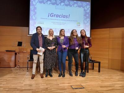 la Secretaria Adjunta de Asociados y Simpatizantes con los invitados a este acto