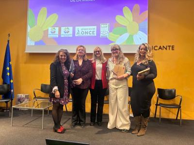 En el escenario las mujeres que participaron en el acto