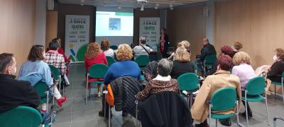 Asistentes a charla sobre cáncer