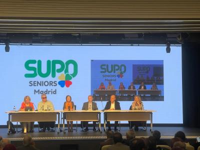 Mesa de ponentes conformada por los y las adjuntas al coordinador de los Senior, el Secretario General de UP y la Secretaria General de los Senior de UP