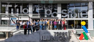 Fotos de los 40 participantes de SUPO en la puerta de las instalaciones de Torreilunion junto a un enorme ONCELIO