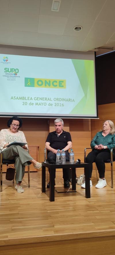 El presidente y miembros de las secretarías en el escenario