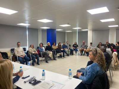 los miembros de la Ejecutiva formando un semicírculo, enfrente de una mesa larga con el Secretario General y los 3 Secretarios Adjuntos.