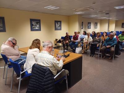 SALA DONDE SE CELEBRA EL ENCUENTRO LITERARIO- APARECE LA AUTORA Y LAS PERSONAS ASISTENTES