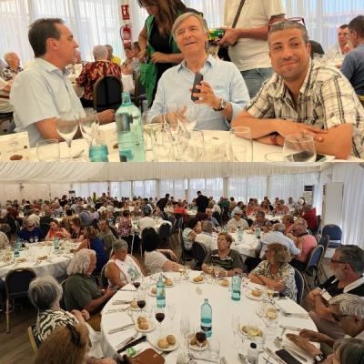 En la foto superior, Enric Botí, Pere Badia y David Bernardo. Foto inferior del comedor repleto durante el encuentro.