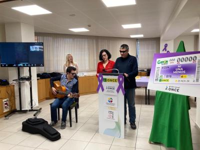 están los representantes de Igualdad leyendo el manifiesto de UP, junto con un compañero tocando la guitarra.
