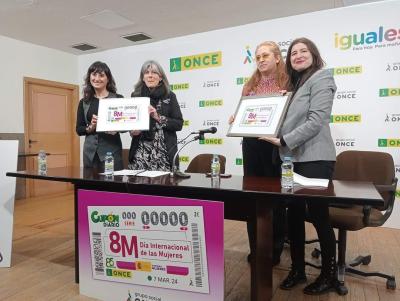 Entrega del cupón a la condejala y la diputada por parte de Araceli de las Heras y Esther Pérez