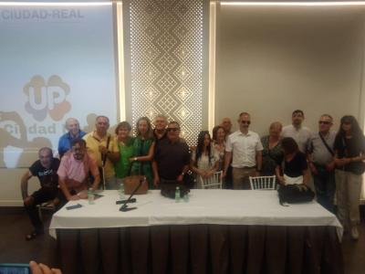 Foto de familia, tras la mesa de la asamblea de la agrupación de Ciudad Real