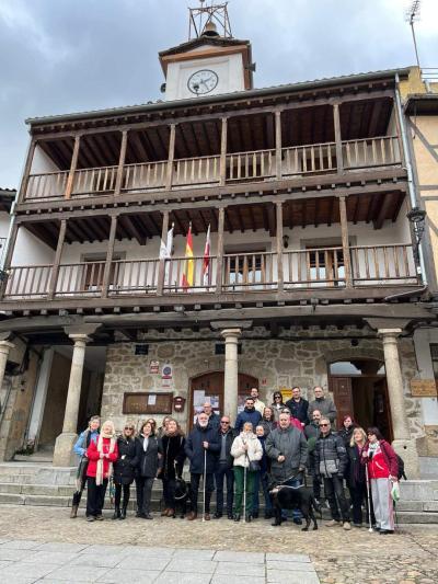 Imagen grupal delante del Ayuntamiento de San Esteban de la Sierra