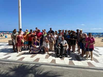 todos los asistentes a esta actividad posando a pie de playa para la foto.