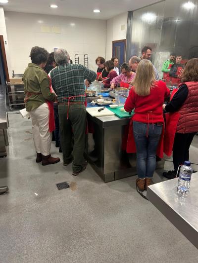 LOS ASISTENTES REALIZANDO UNO DE LOS TALLERES