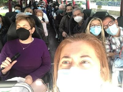 FOTO DE SOCIOS EN EL AUTOBUS CAMINO DE LAS CONVIVENCIAS