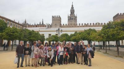 Imagen del grupo de seniors en el Real Alcázar de Sevilla