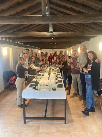 GRUPO DE SIMPATIZANTES ALREDEDOR DE UNA GRAN MESA HACIENDO LA CATA DE LOS VINOS