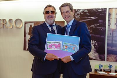 Miguel Carballeda, presidente del Grupo Social ONCE, entregó a Jesús Norberto Fernández Muñoz, presidente de la PMP, una lámina enmarcada