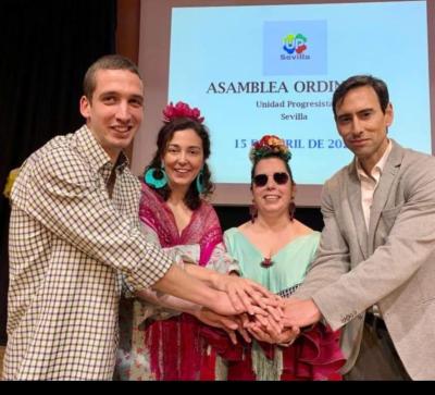 Se adjunta imagen en la que aparecen los miembros de la nueva Secretaría estrechándose las manos en grupo.