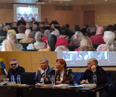 Vista de la sala de conferencias con los asistentes y los ponentes
