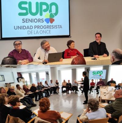 Foto de la mesa y la sala durante la reunión