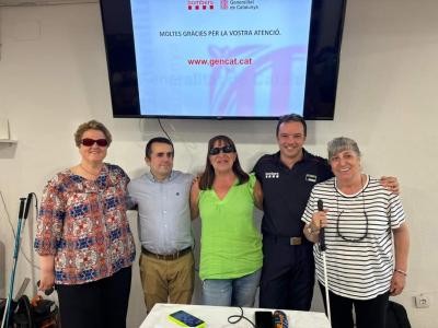PRESIDENTA Y SECRETARIAS CSA SUPO GIRONA Y SECRETARIO GENERAL DE UP GIRONA CON EL JEFE DE BOMBEROS DE OLOT