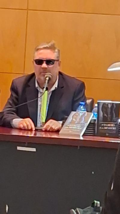 LUIS FERNANDO SAN MARTIN PRESENTANDO SU LIBRO