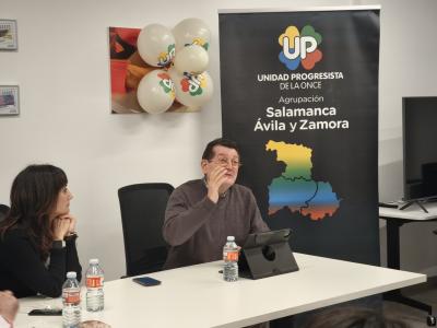 SE PUEDE VER EN LA IMAGEN AL DIRECTOR GENERAL DE LA ONCE, ANGEL SANCHEZ DIRIGIÉNDOSE A LOS ASISTENTES MIENTRAS A SU LADO, NUESTRA SECRETARIA GENERAL ESTHER PEREZ ESCUCHA ATENTAMENTE
