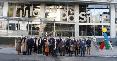 Foto de familia frente al acceso en la visita a Torre ILUNION