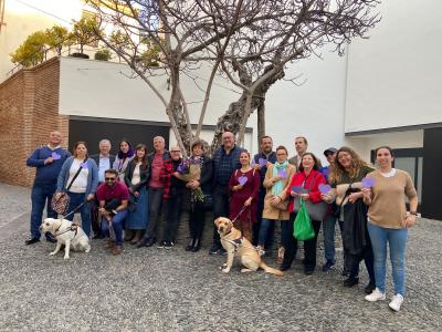 Detrás del Museo Picasso, en el centro de la ciudad de Málaga, hay una pequeña plaza con una higuera en el centro, parte del grupo que participó en la actividad posando con la compañera homenajeada