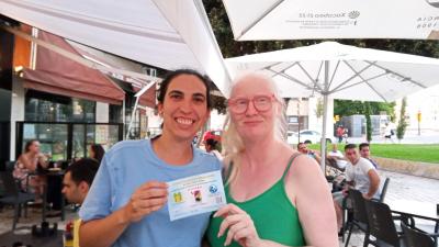 María Gómez y Sonia Rivero con una papeleta de nuestro tradicional Sorteo de Navidad
