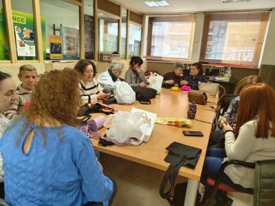 ​​Panorámica del taller "Punto de Encuentro" con las afiliadas de SUPO y las voluntarias de ZOES asociación Barrio Oeste, tejiendo