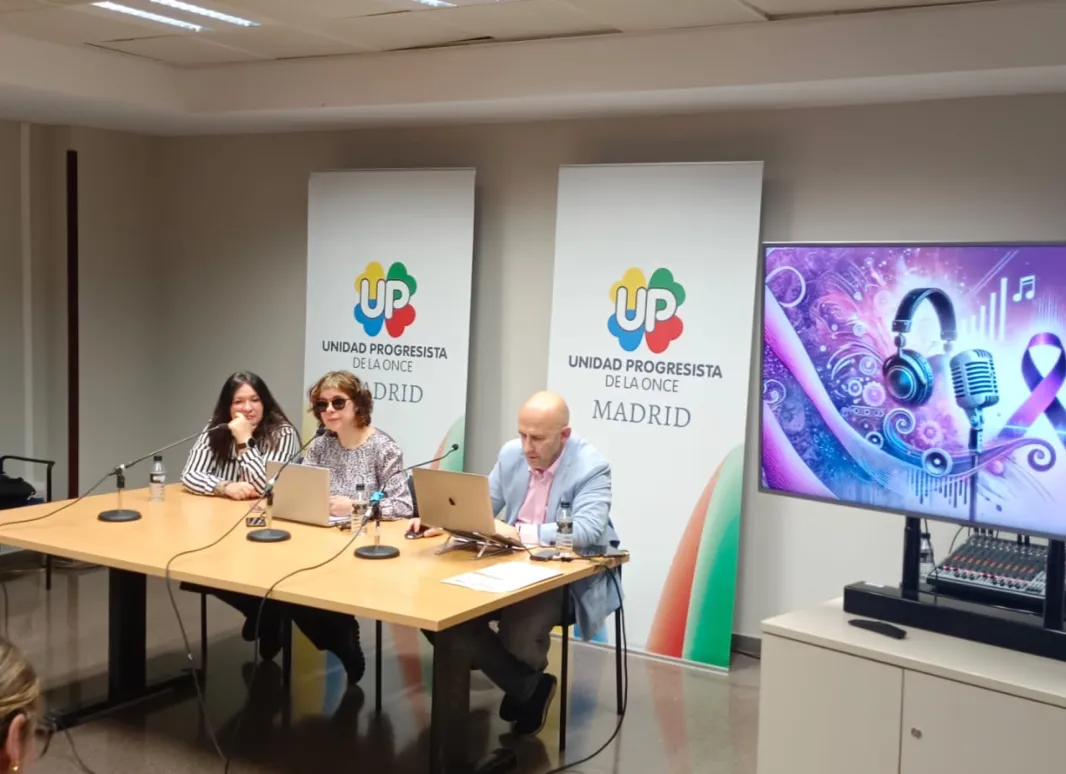 En la mesa Fátima e Irene se la comisión de Igualdas de UP junto al SG adjunto David Olalla