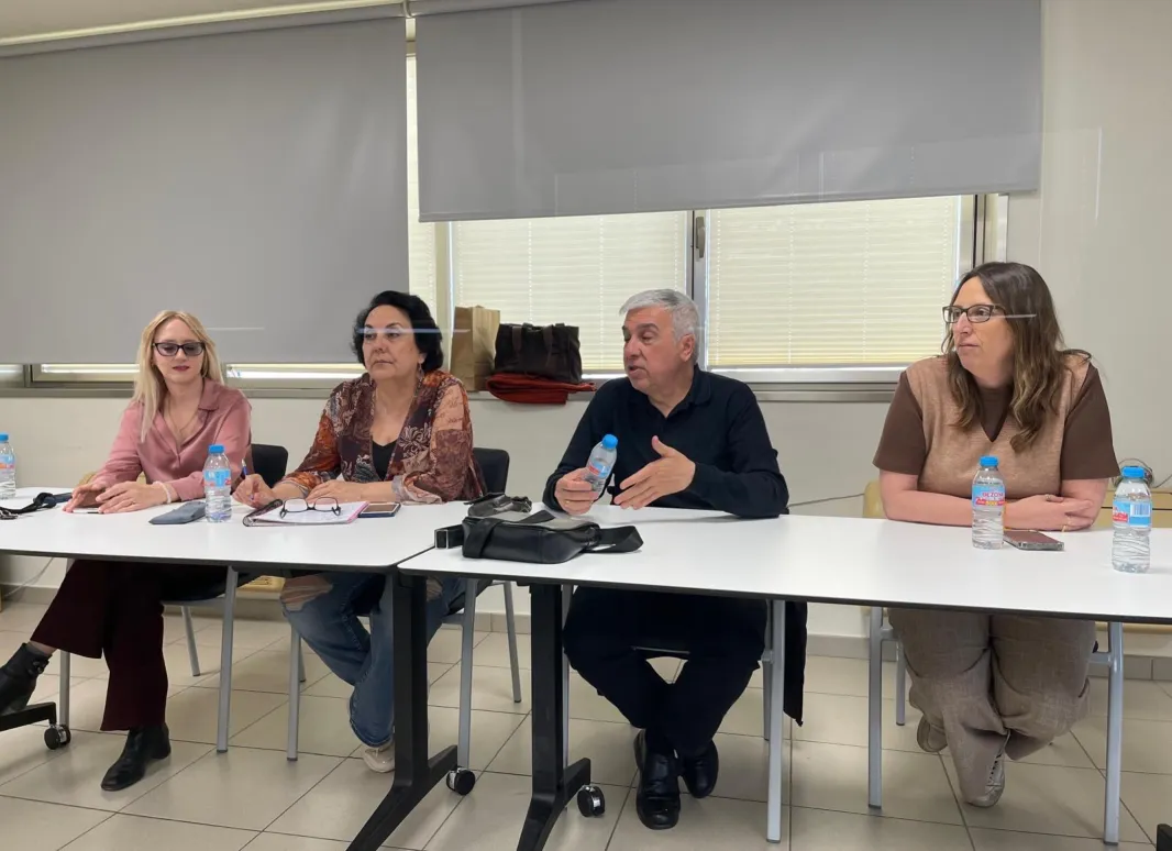 Mesa con el presidente de supo y los comisionados e invitados