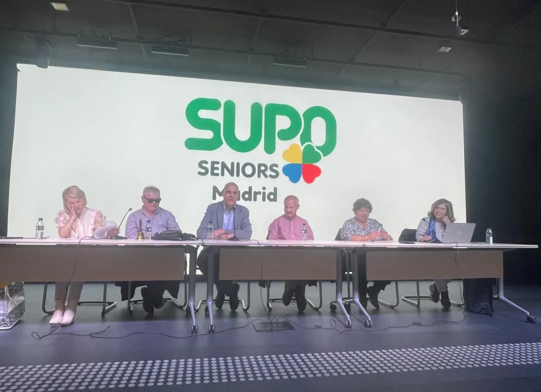 Mesa de personas que intervienen  en la asamblea, incluido el SG de UP, el Delegado de la ONCE en Madrid y la Presidenta del ConsejoTerritorial 